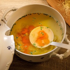 Domaća pileća juha s mrkvom i tjesteninom za 4 osobe (1,4 kg)