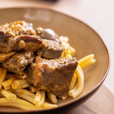 Šugo od domaće kobasice i suhih rebara za 1 osobu (300 g)