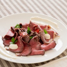 Pečeni roastbeef s umakom od hrena (650 g)