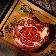 Reifes Rinder-Sirloin und Black Angus Steak mit Knochen  (850 g)