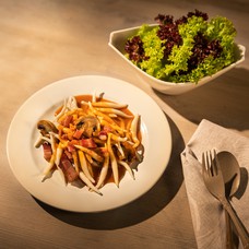 Menü: Istrische Sauce, Pljukanci-Nudeln und gemischter Salat für 4 Personen