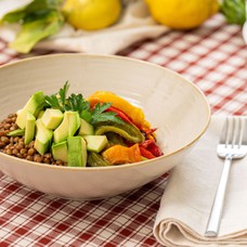 Salata od leće, avokada i pečene paprike za 2 osobe (550 g)