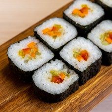 Sushi rolls with vegetables 8 pcs (150 g)