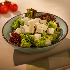 Fresh lettuce salad with curd for 1 person (150 g)