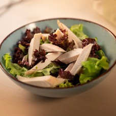 Frischer Salat mit gebackenem Hähnchenfilet für 1 Person (250 g)