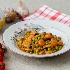 Veal ragu with carrots and peas for 1 person (300 g)