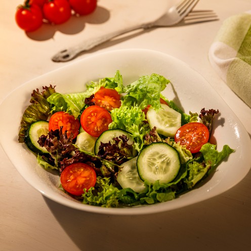 Fresh lettuce salad with tomato and cucumber for 4 persons (800 g)