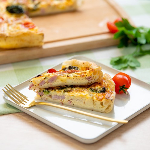 Salty puff pastry pie with cheese, ham, egg and vegetable filling (1 kg)