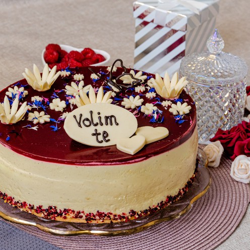 Valfresco homemade cake with raspberries for 15 persons (2 kg)