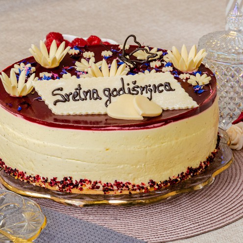 Valfresco homemade cake with raspberries for 15 persons (2 kg)