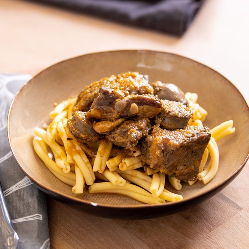 Hausgemachter Eintopf mit Wurst und trockenen Rippchen für 1 Person (300 g)