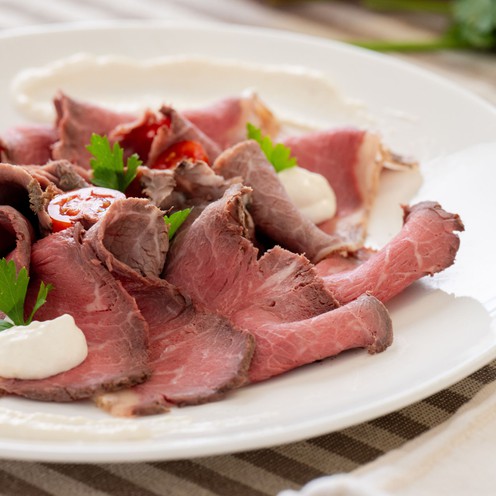 Pečeni roastbeef s umakom od hrena (650 g)