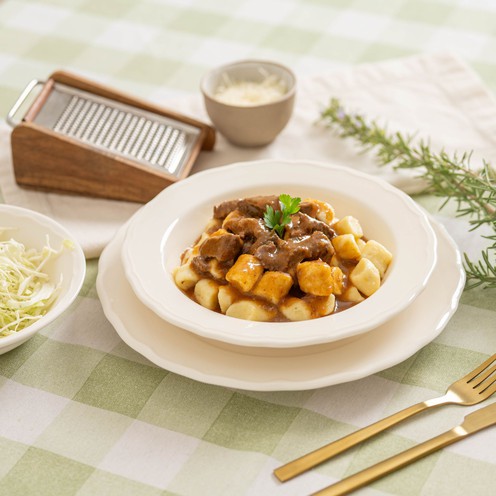 Menu: juneće šugo, njoki i kupus salata za 2 osobe
