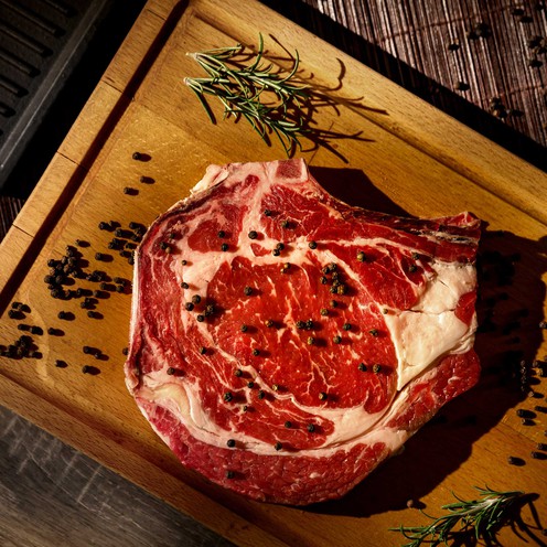 Reifes Rinder-Sirloin und Black Angus Steak mit Knochen (800 g)