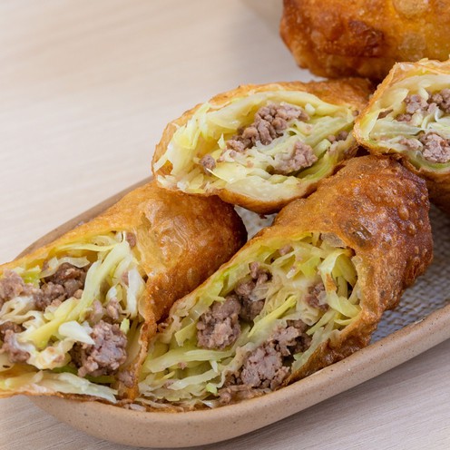 Fleisch-Kohl-Frühlingsrollen mit süß-würziger Soße (8 Stück)