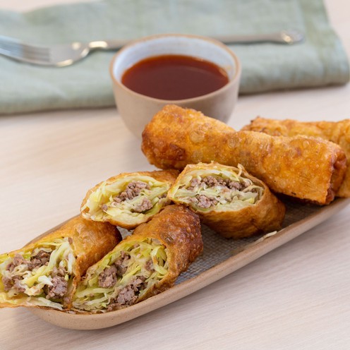 Fleisch-Kohl-Frühlingsrollen mit süß-würziger Soße (8 Stück)