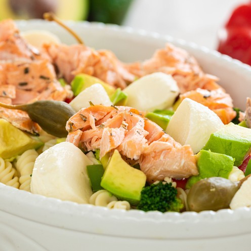 Salat mit Nudeln, Lachs und Mozzarella für 4 Personen (1,3 kg)