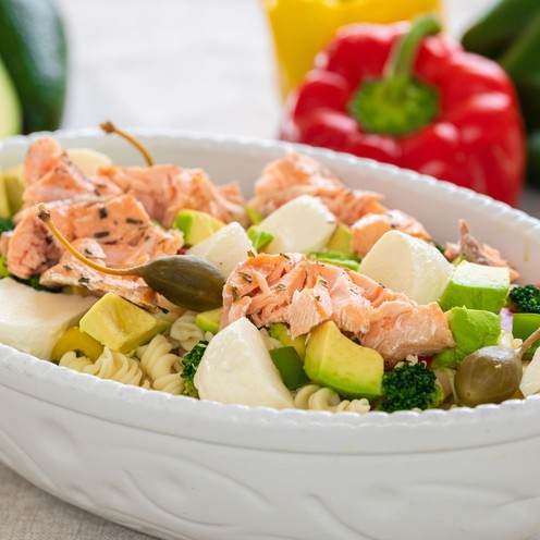 Salat mit Nudeln, Lachs und Mozzarella für 4 Personen (1,3 kg)
