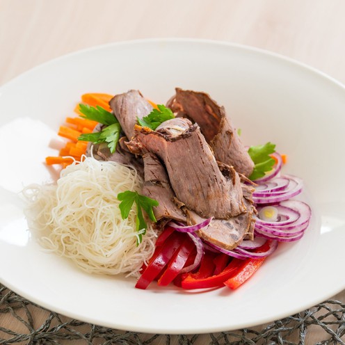 Složena salata od staklenih rezanaca, povrća i junetine + umak za 2 osobe (550 g)
