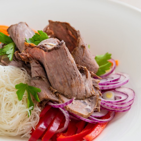Složena salata od staklenih rezanaca, povrća i junetine + umak za 2 osobe (550 g)