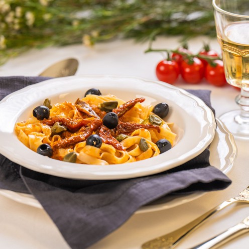 Cold pasta with red pesto and basil for 4 persons (1,4 kg)
