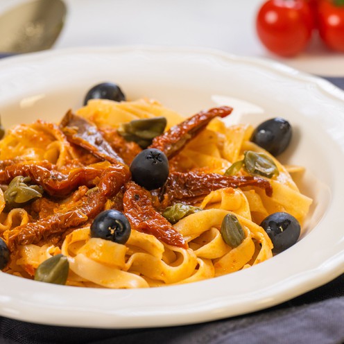 Cold pasta with red pesto and basil for 1 person (350 g)