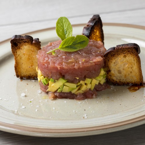 Tartar od tune s avokadom, lanom i Acetom Balsamicom