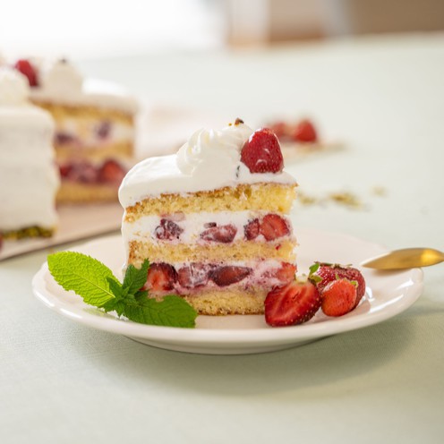 Strawberry cake with whipped cream (1,4 kg)