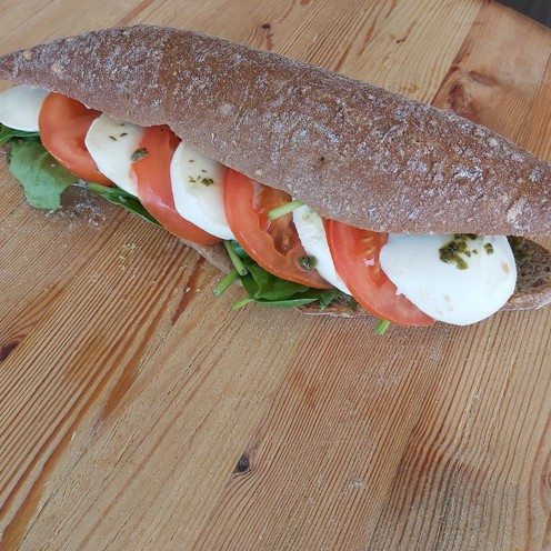Sendvič "Caprese" s mozzarellom i rajčicom (245 g)